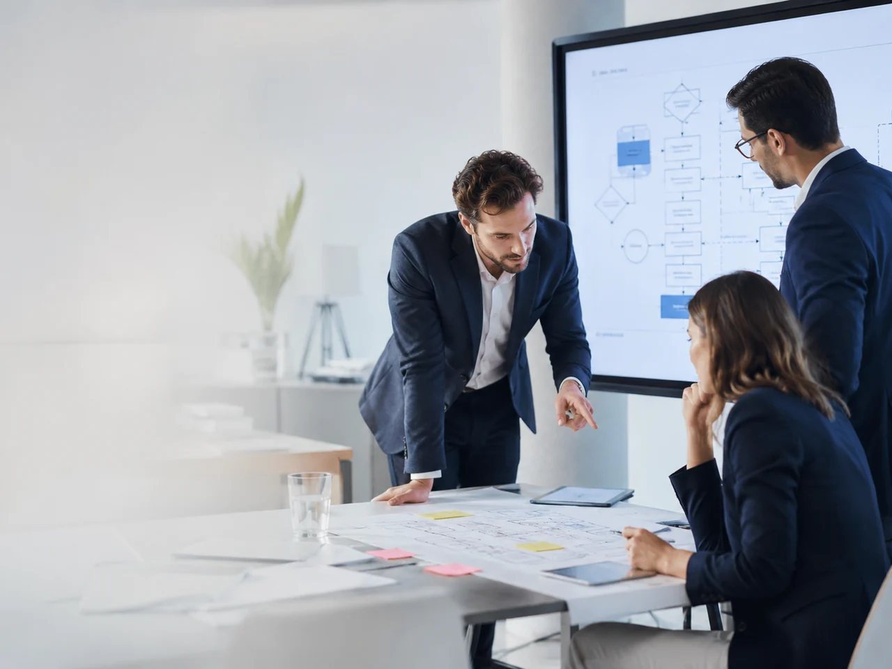 Equipo afinando ajustes finales sobre un mapa de proceso y documentación